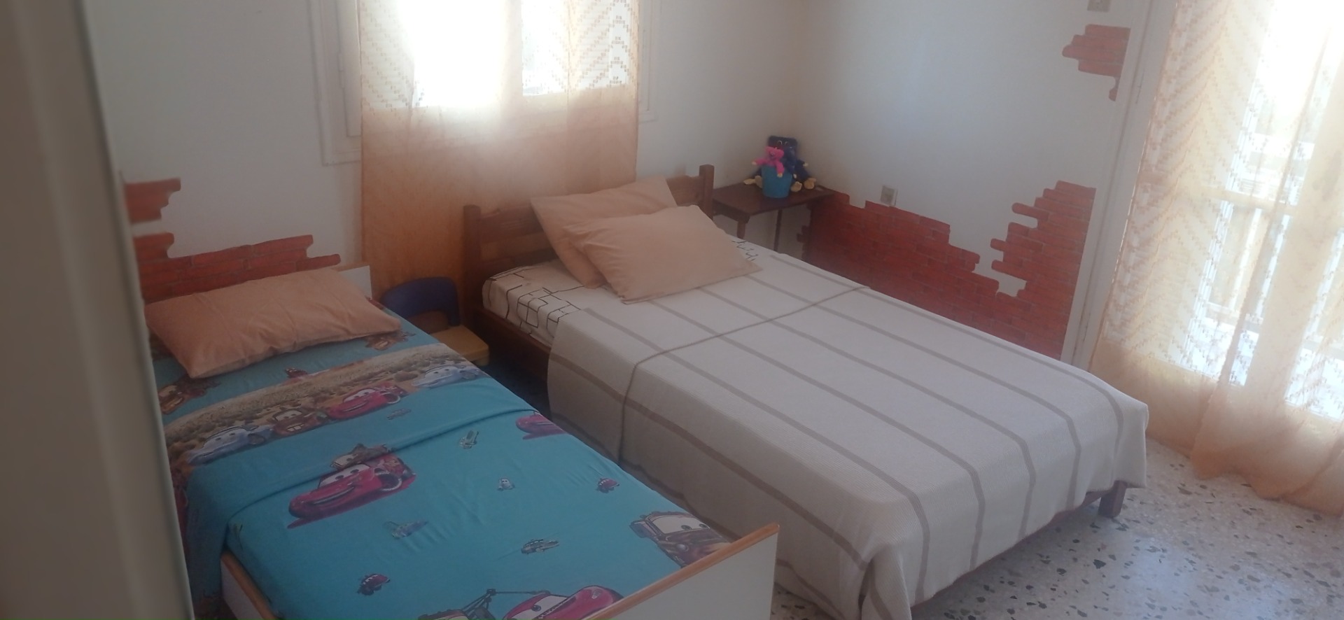 Απόλυτα Κατάλληλο Και Για πολυμελής Οικογένειες Που Θέλουν Να Κάνουν Διακοπές Καθώς Διαθέτει τρία (3) Τεράστια Υπνοδωμάτια.