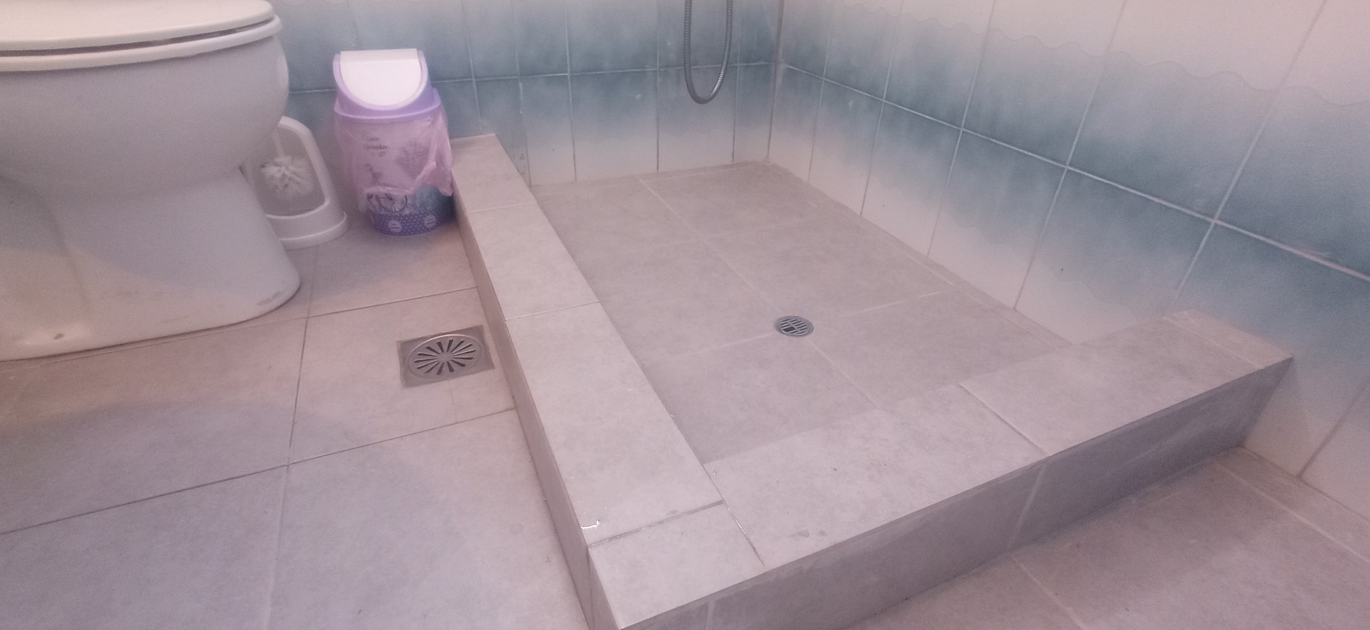 Μπάνιο Με Πλυντήριο και Ντουζιέρα.