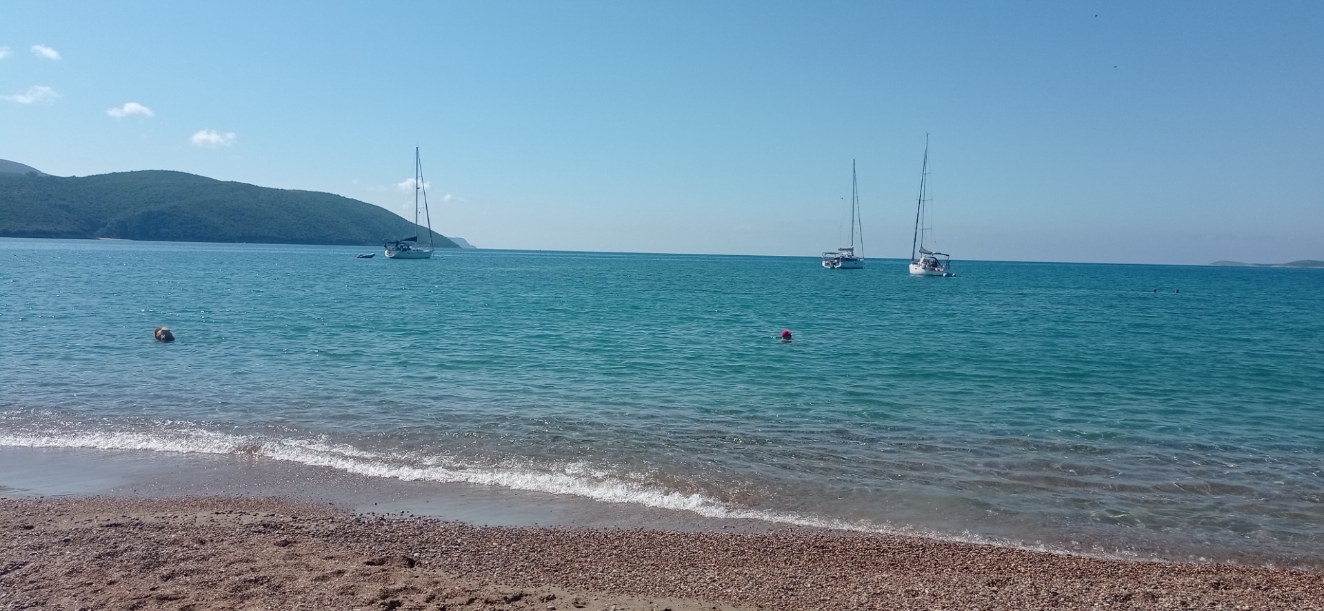 Με 3 χλμ αμμουδιά Στο Απέραντο Γαλάζιο και Στο Κέντρο του Μεσσηνιακού Κόλπου σου Δίνει Ανεπανάληπτη Αίσθηση Ξεγνοιασιάς